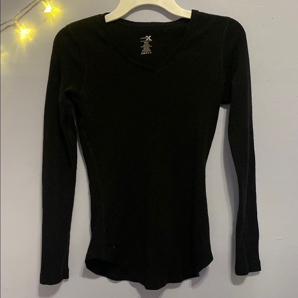 Women’s black long sleeve fitted top